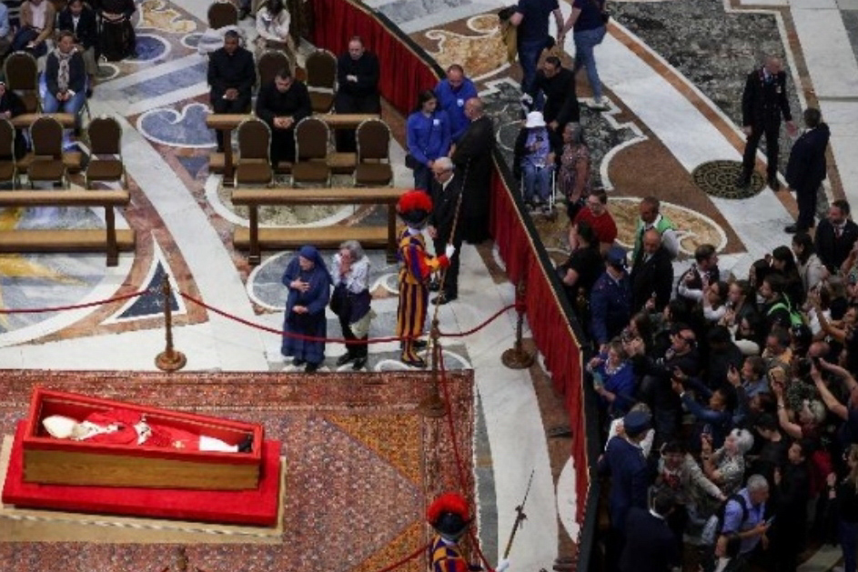 Vaticano mantém Basílica de São Pedro aberta durante a noite para visitação ao corpo do papa