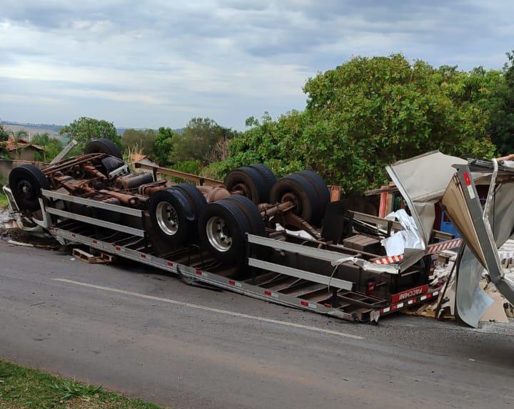 Caminhão carregado de arroz tomba em curva na GO-147, em São Miguel do Passa Quatro
