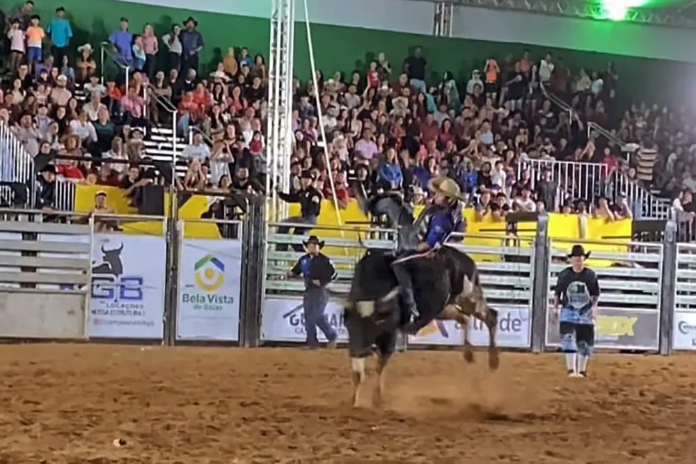 Encerramento da 34ª Expoagro levou o público ao delírio com a decisão das montarias de rodeio.