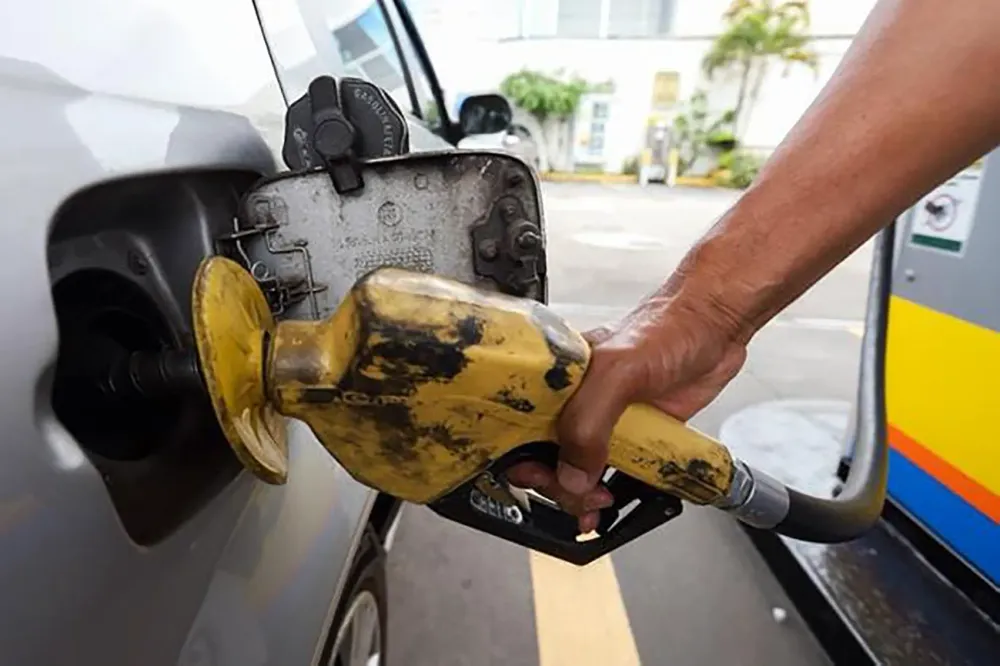 Gasolina com percentual maior de etanol começa a valer a partir desta sexta (01/08)