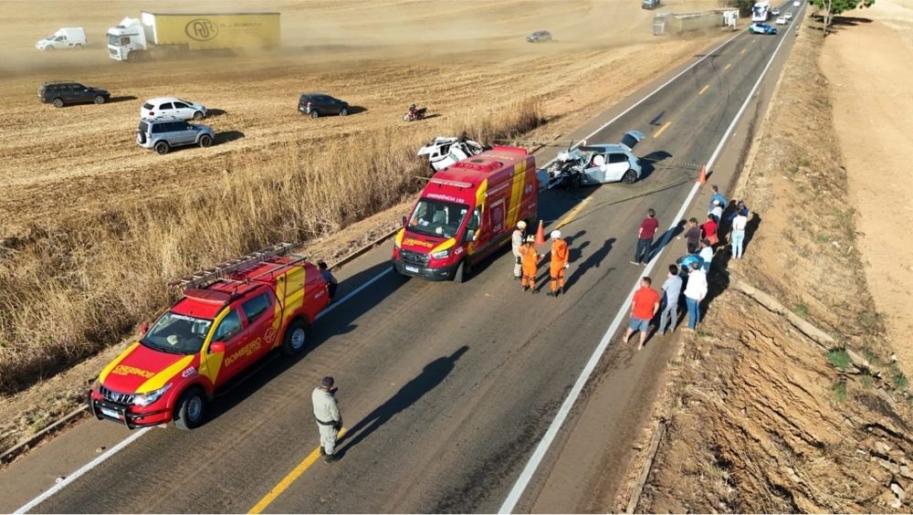 Acidente entre dois veículos deixa três mortos e um ferido em Vianópolis
