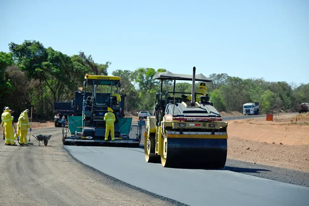Governo de Goiás inicia capa asfáltica em obras de pavimentação da GO-219, entre Hidrolândia e Bela Vista