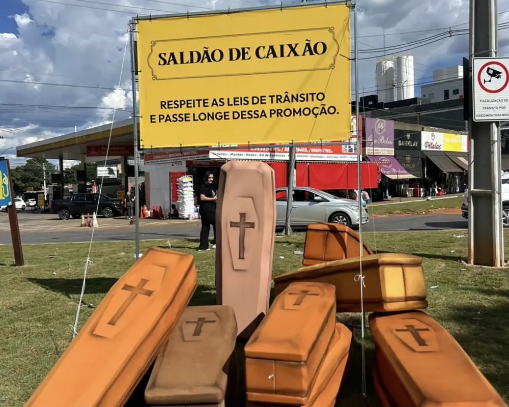 Caixões nas ruas de Goiânia viram alerta do Detran contra mortes no trânsito
