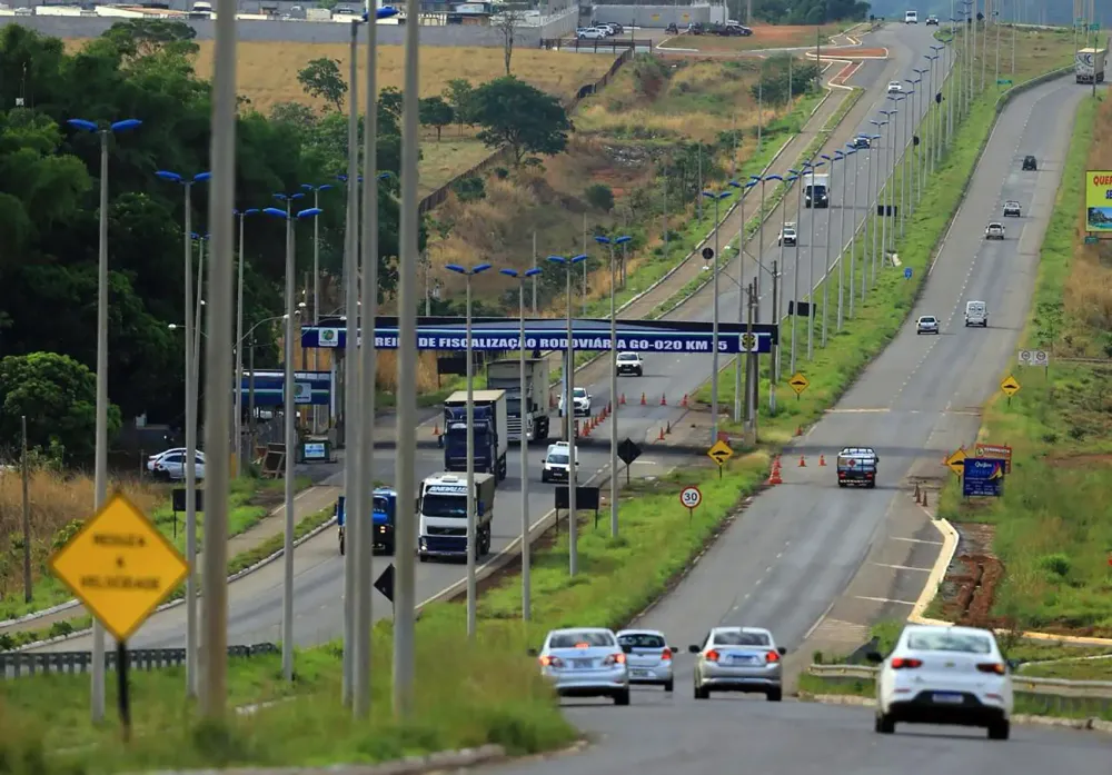 Rodovia GO-020 vira rota de risco e motoristas denunciam problemas