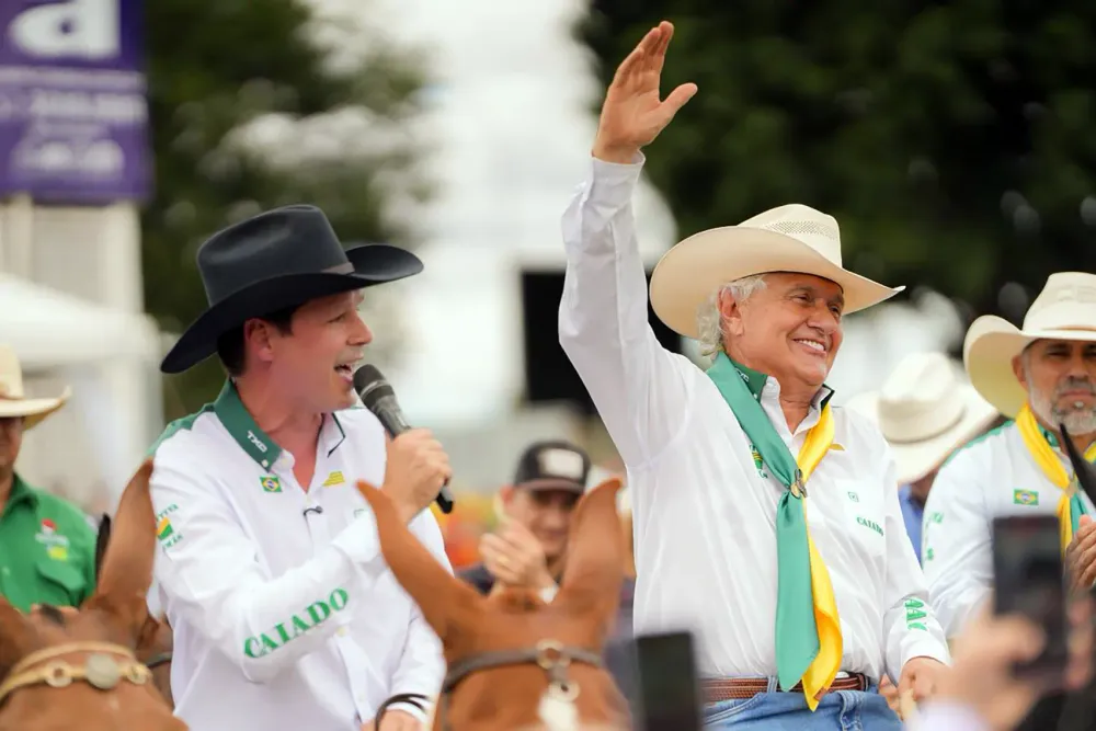 Caiado e Daniel Vilela lideram cavalgada de muladeiros durante o 3º Encontro de Comitivas, em Goiânia