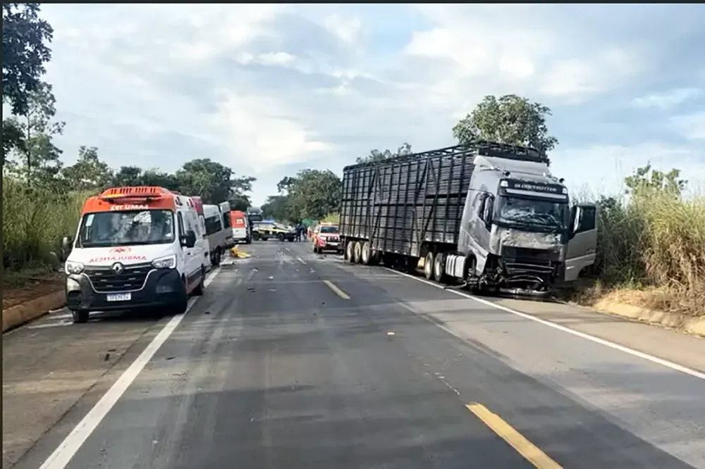 Acidente entre van, caminhonete e caminhão deixa oito mortos em Goiás