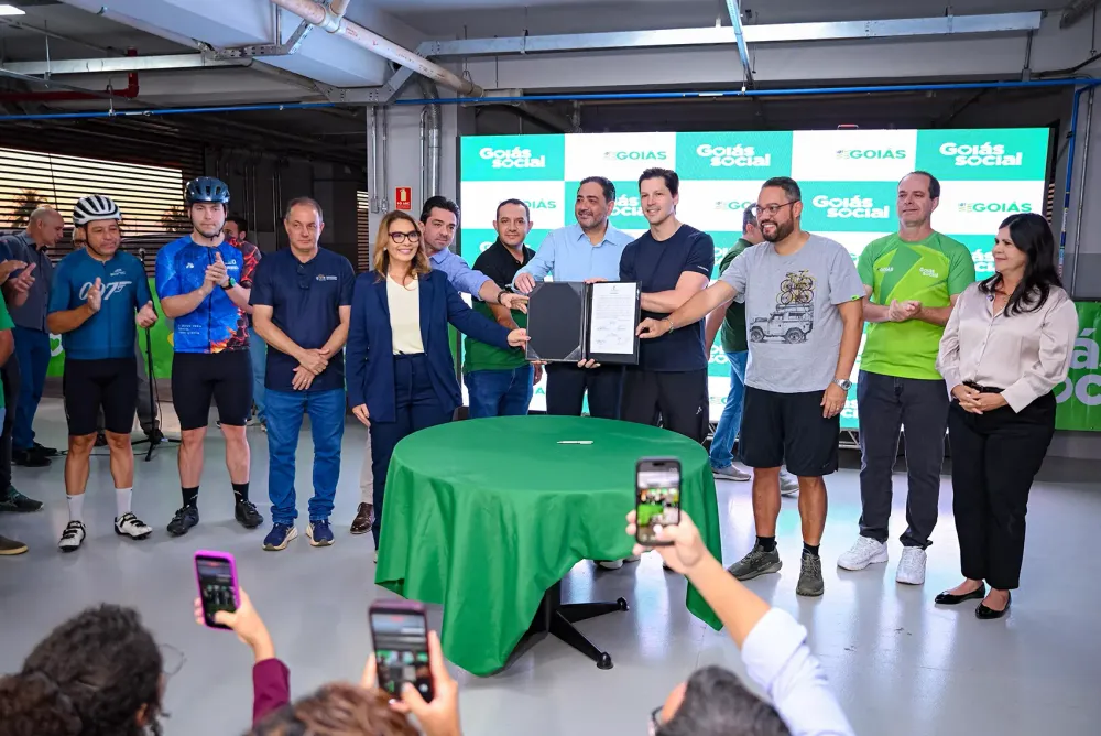 Daniel Vilela libera pista do Autódromo para ciclistas e anuncia construção de Centro Aquático