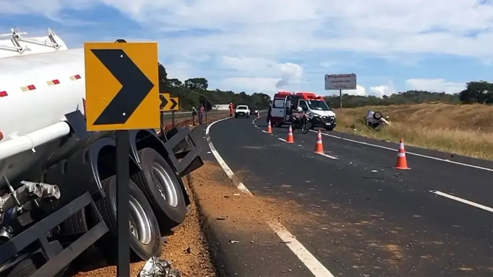 Colisão frontal na GO-139 entre carro e caminhão deixa um morto e mulher gravemente ferida