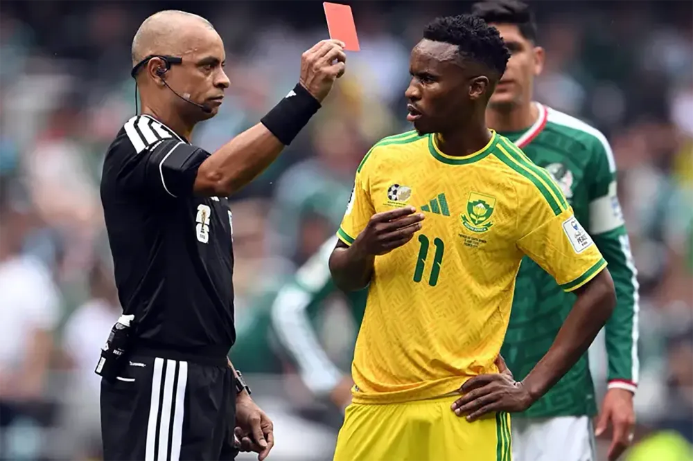 México vence África do Sul em abertura com 3 expulsos pelo árbitro goiano Wilton Pereira.