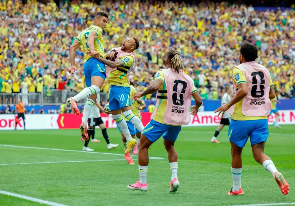 De virada, Brasil derrota Japão por 2 a 1 e avança às oitavas da Copa do Mundo