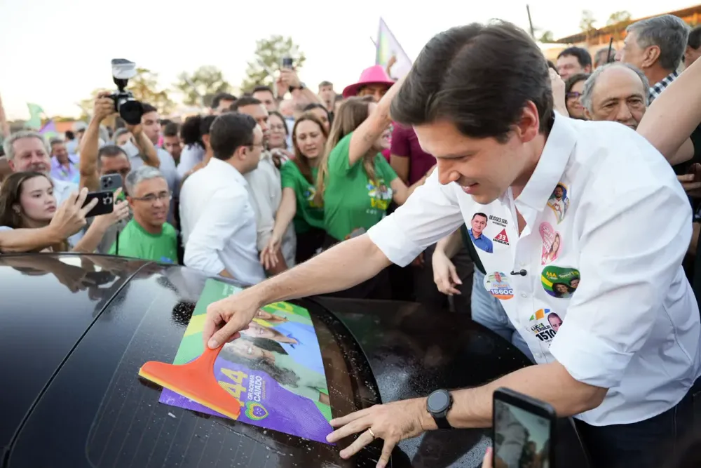 Daniel abre campanha em Goiânia com adesivaço no Serra Dourada