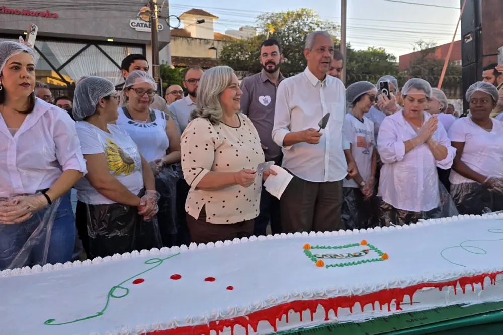 Catalão celebra 167 anos com corte do bolo e hasteamento de bandeiras