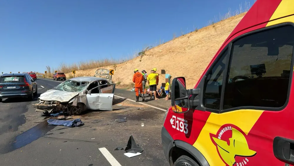 Carro capota após pneu estourar na Curva da Morte da GO-139, em Caldas Novas