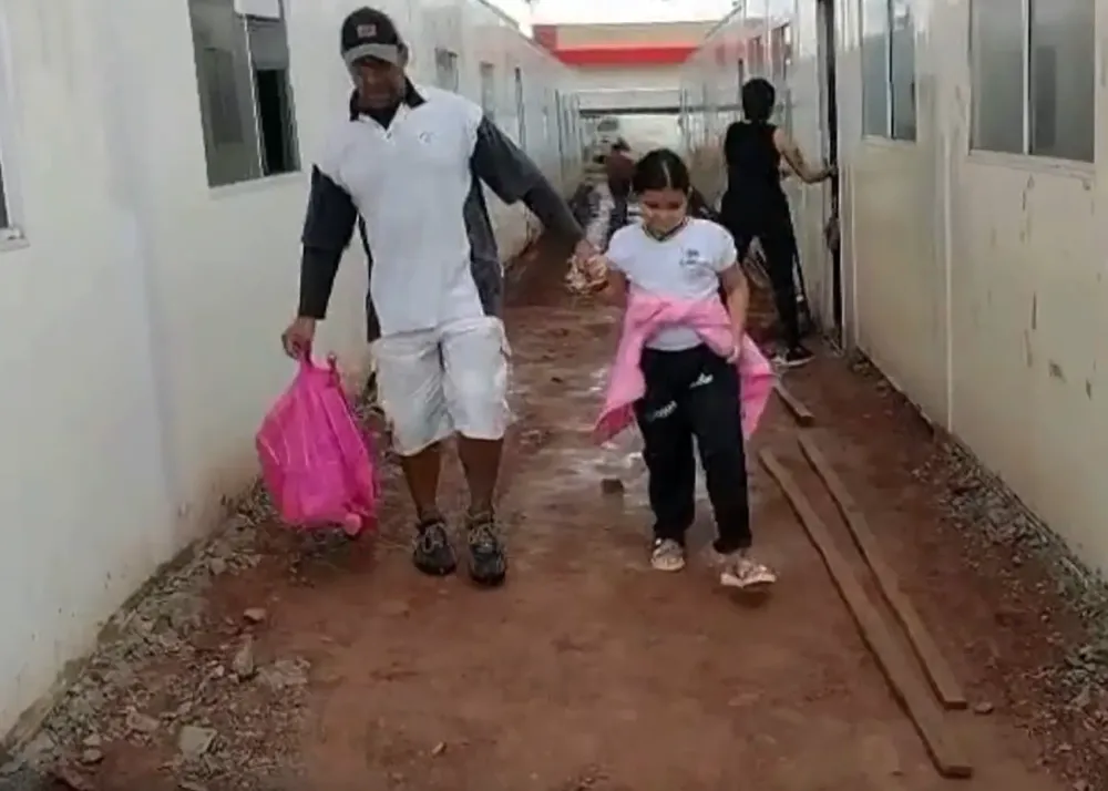 Mães denunciam lama, risco de choque e condições precárias em escola de Senador Canedo