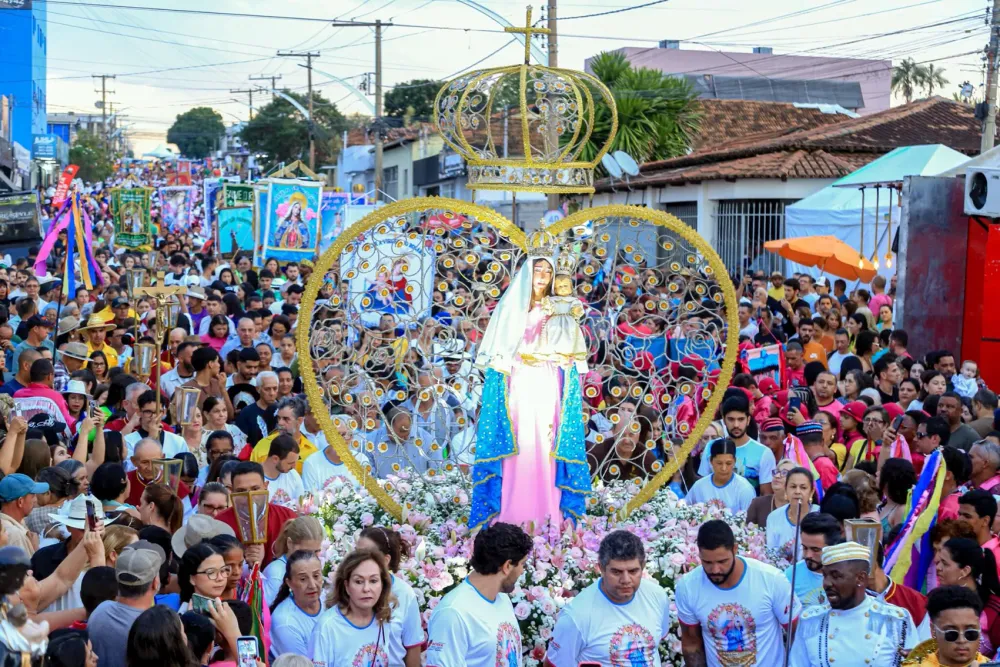 Procissão reúne milhares de fiéis na festa de 150 anos de Nossa Senhora do Rosário, em Catalão