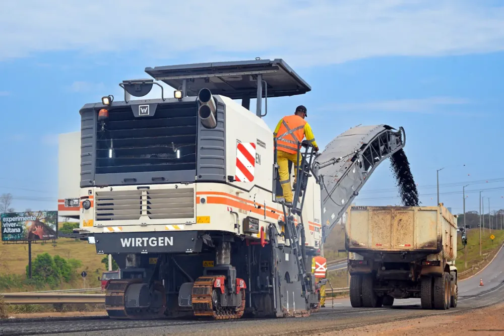 Governo de Goiás inicia restauração de novo trecho da GO-020 no período noturno