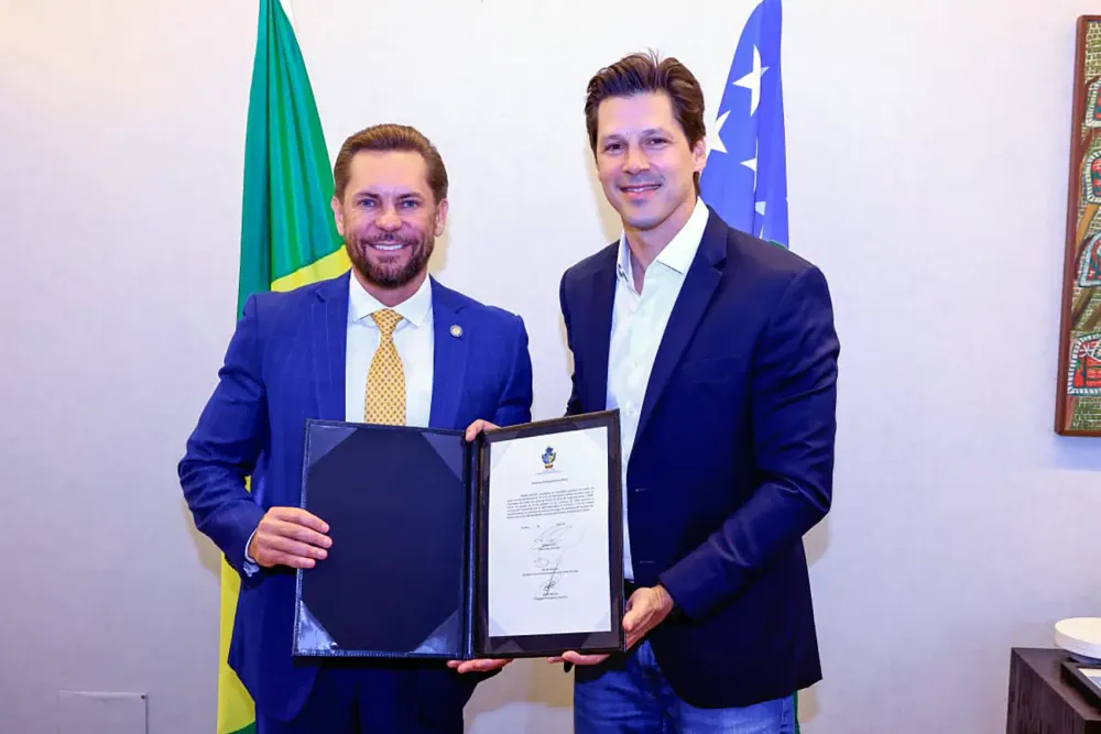 Daniel Vilela assina transmissão de cargo a Bruno Peixoto