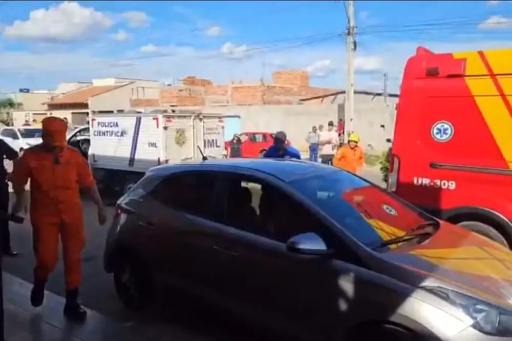 Mãe de menino de 2 anos que morreu após ser deixado dentro de carro estava em choque, diz polícia
