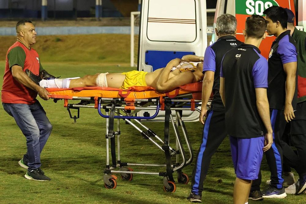 Policial atira com bala de borracha contra goleiro durante partida da segunda divisão em Anápolis 