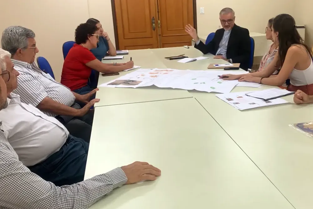 Dom Justino, arcebispo de Goiânia discute anteprojeto da restauração da Igreja de Aureliópolis (Pirraça)