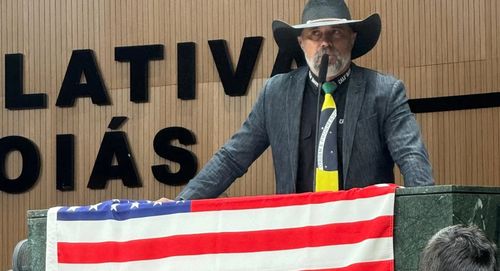 Deputado Amauri Ribeiro, ex-prefeito de Piracanjuba, ergue bandeira dos EUA durante sessão na Assembleia