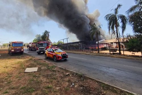 Incêndio de grandes proporções atinge empresa em Senador Canedo