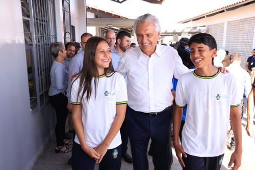 Caiado anuncia que vai dar R$ 10 mil a estudantes com nota alta no Enem
