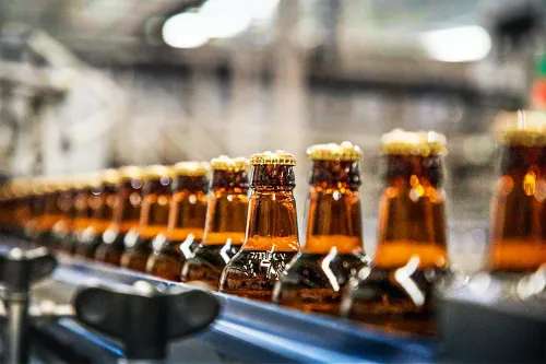 Fiscalização em Goiás encontra bebidas vencidas e suspeitas de falsificação em quase metade dos estabelecimentos vistoriados