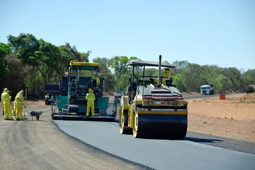 Governo de Goiás inicia capa asfáltica em obras de pavimentação da GO-219, entre Hidrolândia e Bela Vista