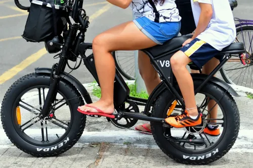 Bicicletas elétricas viram moda entre estudantes e acendem alerta de educadores