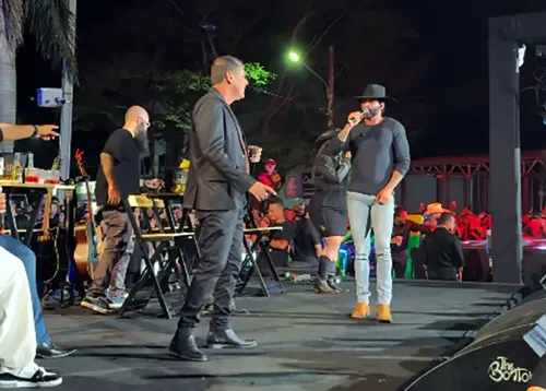 Gusttavo Lima empurra camionete ao chegar a Bela Vista e surpreende público com show no Lago da cidade