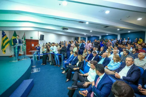 Daniel Vilela reforça infraestrutura de 126 municípios com investimento de R$ 165 milhões em asfalto de ruas e avenidas