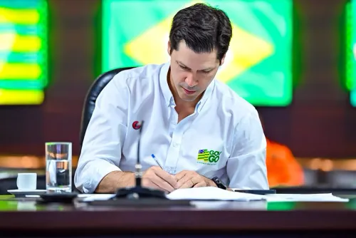 Daniel Vilela assina adesão e Goiás passa a subsidiar diesel com R$ 0,60 por litro