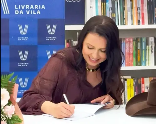 Nárcia Kelly reúne grande público em noite de autógrafos na Livraria da Vila, em Goiânia