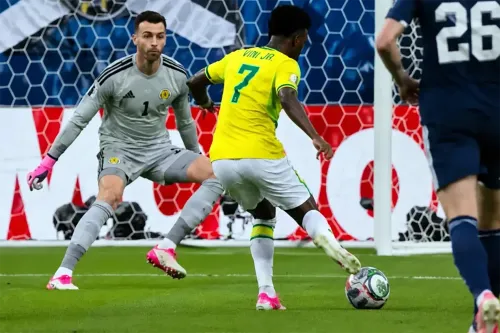 Com brilho de Vini Jr., Brasil vence a Escócia por 3 a 0 e garante vaga no mata-mata