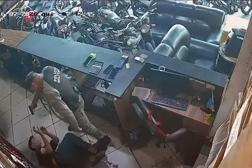 “Meu filho estava trabalhando”, desabafa mãe de adolescente agredido por PM 