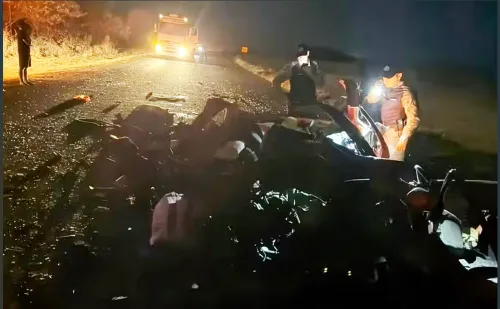 Quatro pessoas morrem em acidente entre carro e caminhão, em Vianópolis