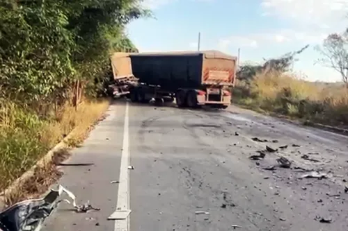 Dois feridos e uma vítima fatal em acidente entre van e carreta na GO-330