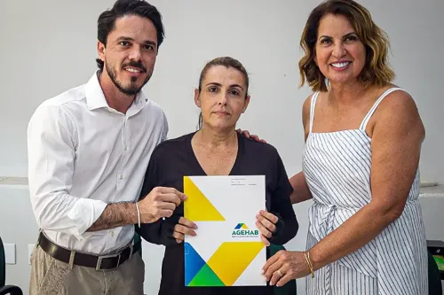Piracanjuba recebe escrituras gratuitas e avança na regularização de imóveis