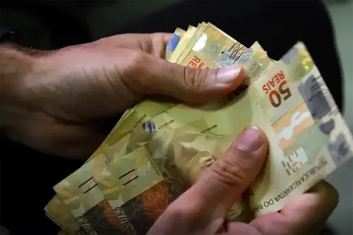 Salário-mínimo deve subir para R$ 1.741 em 2027, prevê governo