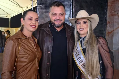 Rainha de rodeio vive trisal com irmã gêmea e agricultor em Goiás