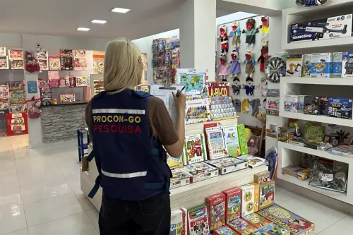 Presente igual, preço bem diferente: brinquedos variam até 400% em Goiânia