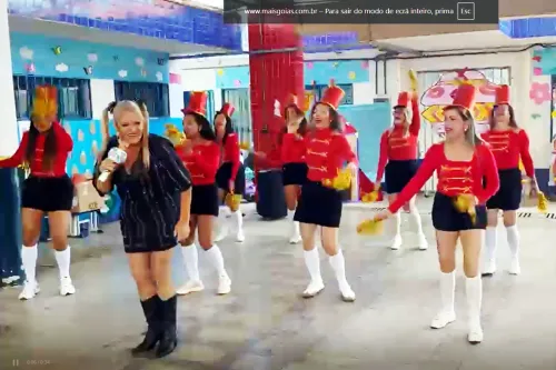 Diretora vira Xuxa e professoras se vestem de Paquitas para surpreender crianças em CMEI de Senador Canedo