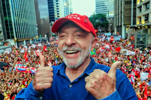 Lula é reeleito presidente do Brasil após derrotar Flávio Bolsonaro em virada inédita
